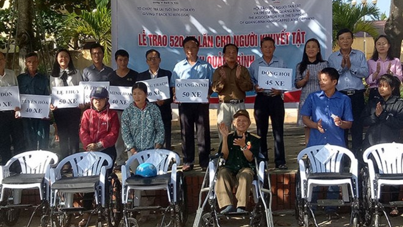 Disabled people in Quang Binh receive wheelchairs