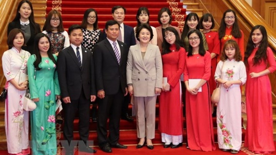 RoK First Lady meets Vietnamese students