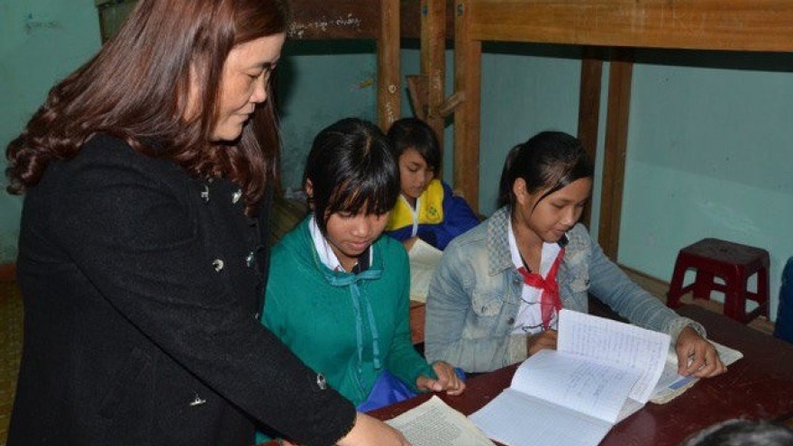 Teachers take Tet to the hills