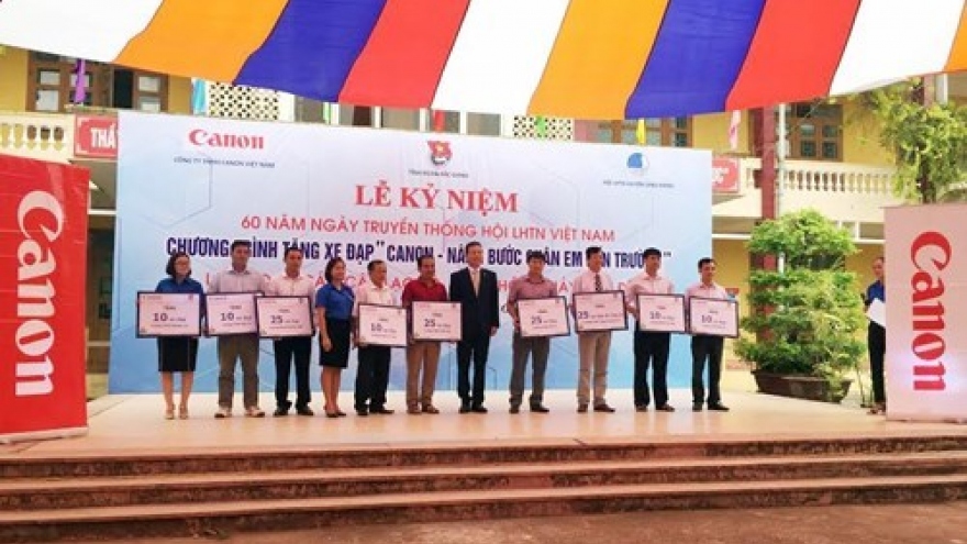 Canon presents bicycles to students in Bac Giang, Bac Ninh