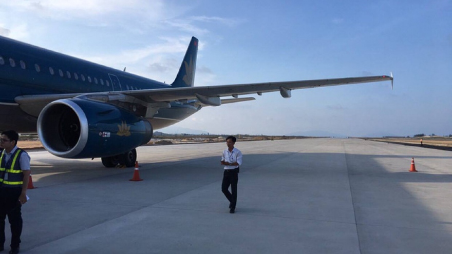 Vietnam Airlines flight lands on under-construction runway