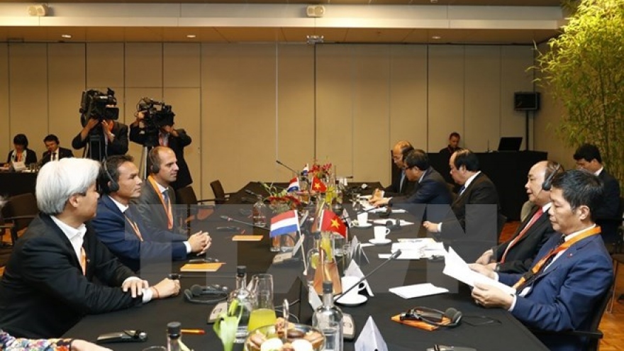 PM Nguyen Xuan Phuc discusses business with Dutch groups