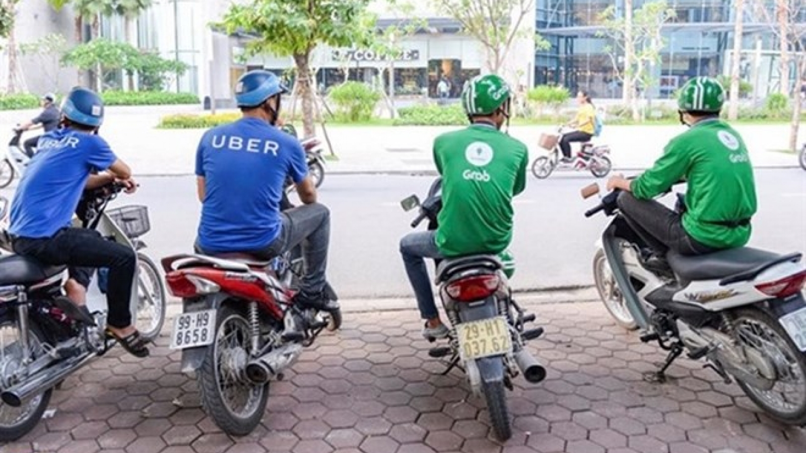 Vietnam ride-hailing firms gear up to compete with Grab