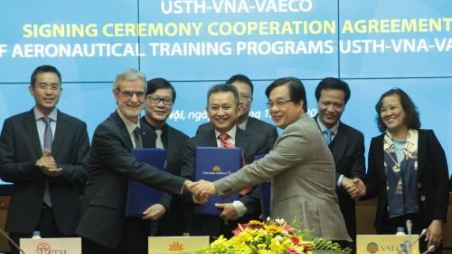 Vietnam Airlines, university provide aeronautical training