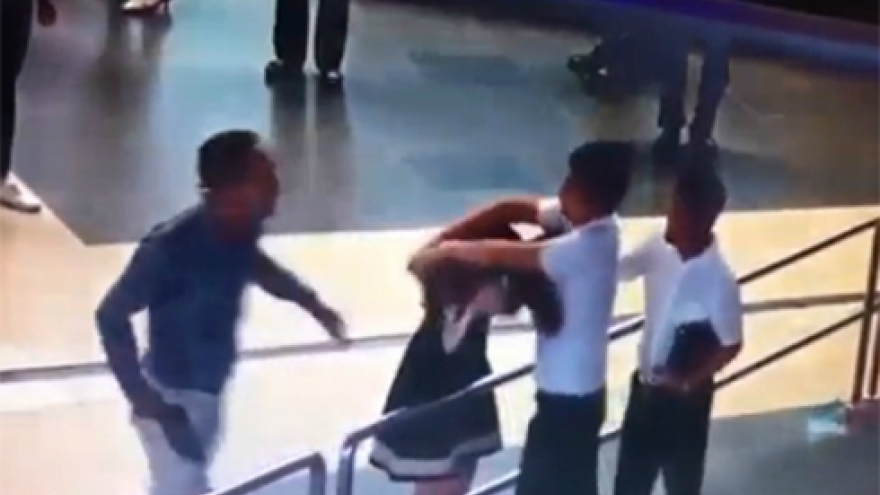 Passengers banned from flying after assaulting Vietnam Airlines employee