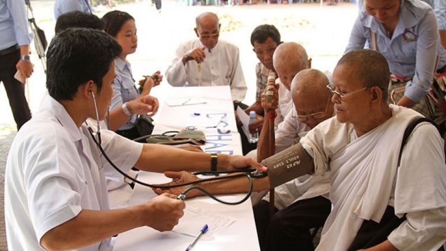 Doctors provide free checkups to poor people in Cambodia