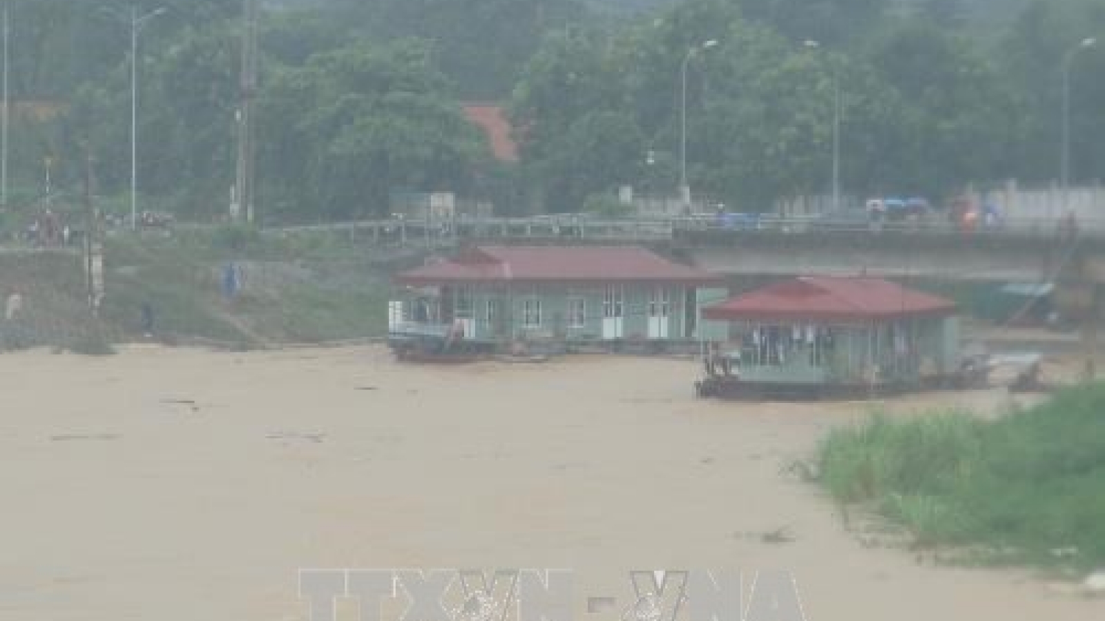 Downpour, flood wreak havoc in Hoa Binh province