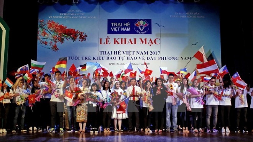 Vietnamese young expats join summer camp in Mekong Delta