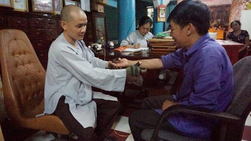 Buddhist monks offer free traditional treatments