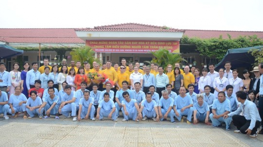 US Navy officers visit Da Nang’s centre for mentally ill patients