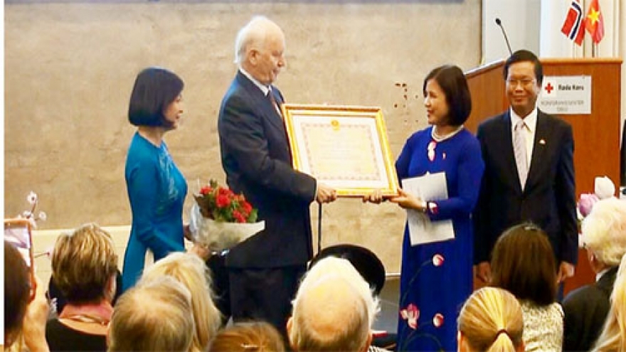 Vietnam presents friendship order to Thorvald Stoltenberg
