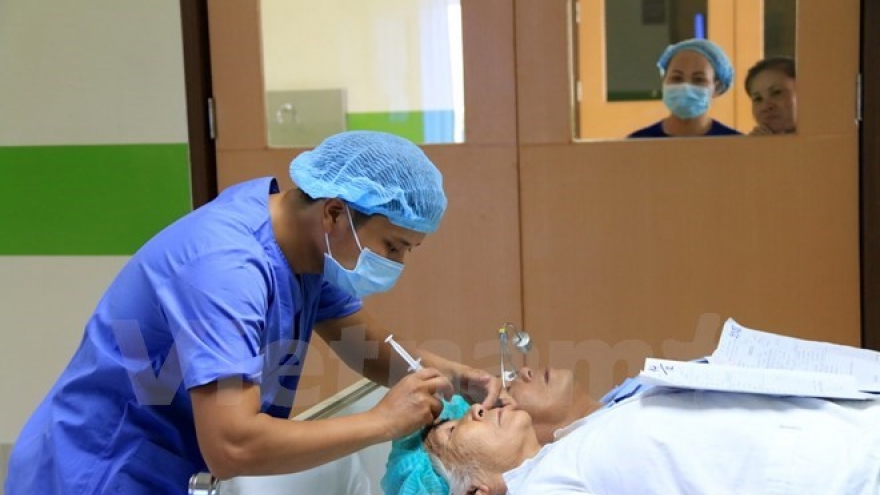 HCM City doctors give eye surgery to Lao patients