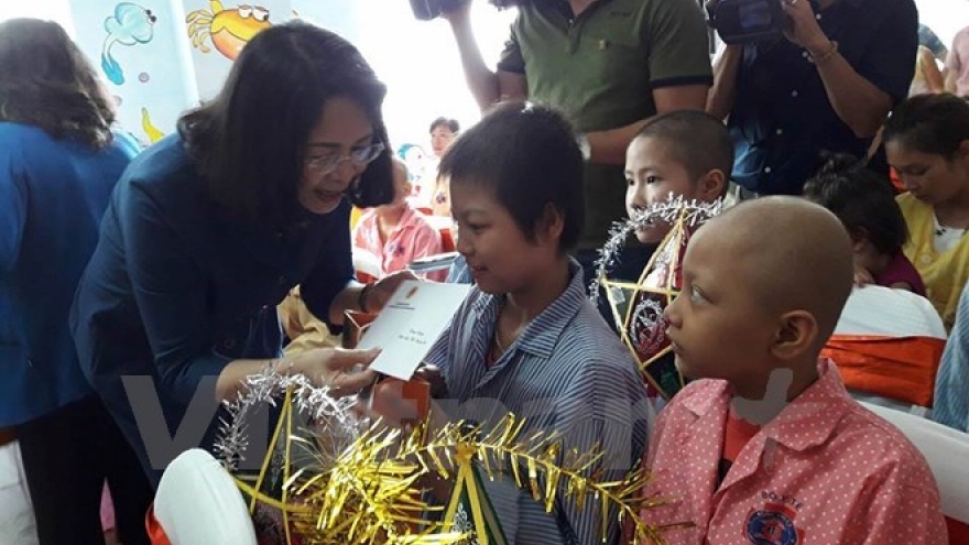 Vice President visits children patients on moon festival