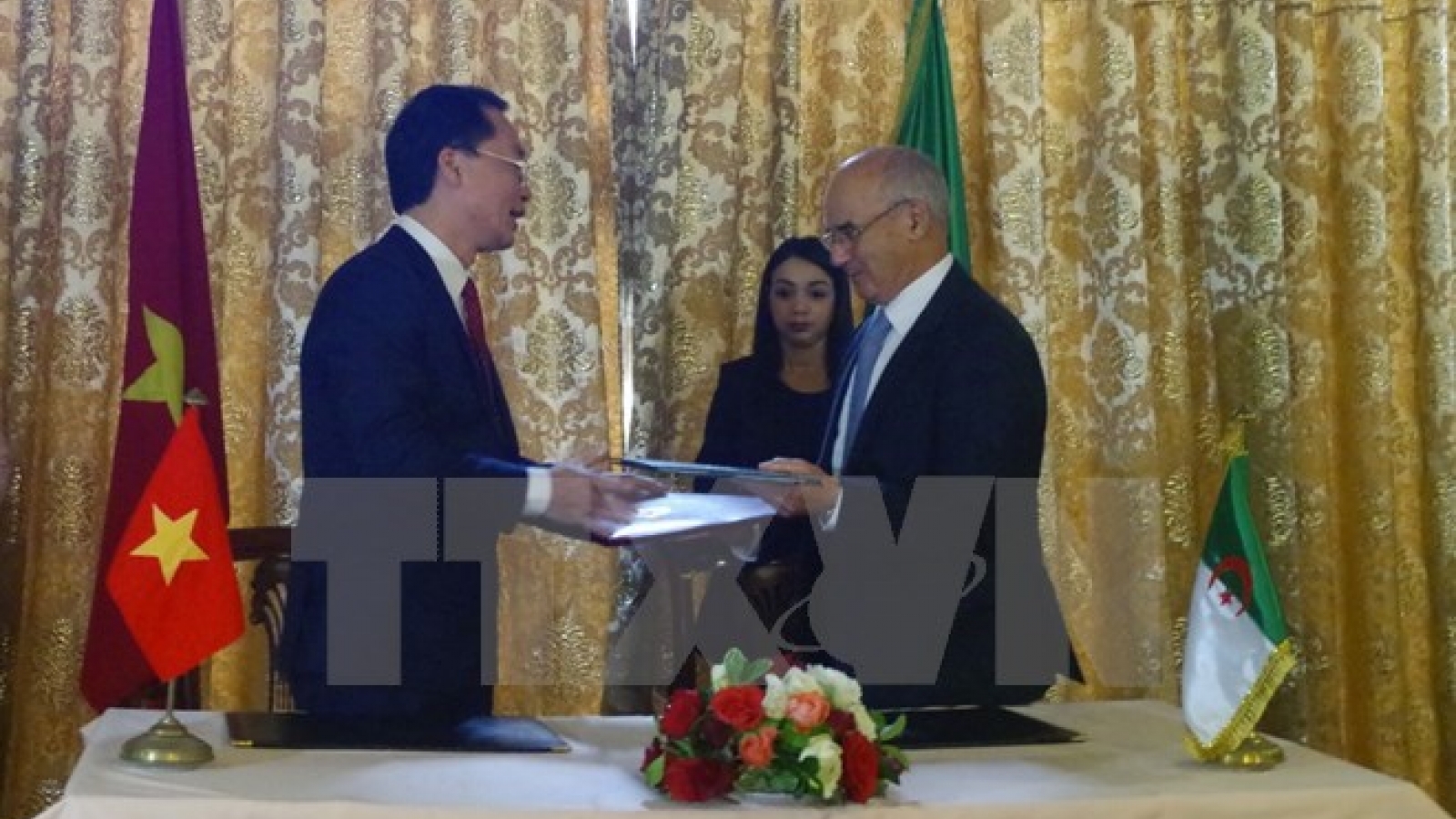Vietnam, Algeria tighten bilateral relations