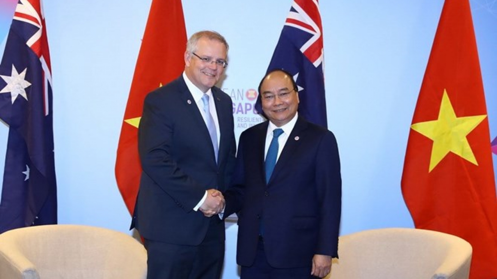 ASEAN Summit: PM Phuc meets with Australian counterpart