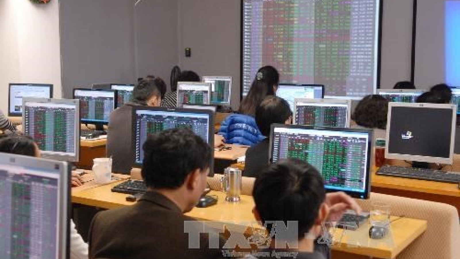 Vietnamese shares gain on large-cap stocks