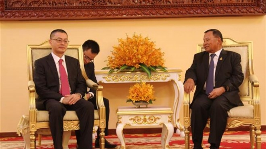 Vietnam NA presents gift to Cambodian Senate