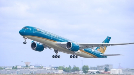 Vietnam Airlines welcomes 20 millionth passenger