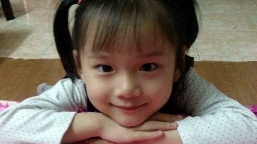 Vietnamese girl gives away her eyes