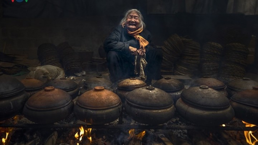 Everyday toil of Vietnamese women