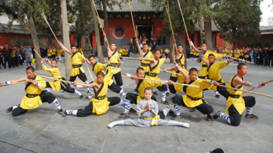 Chinese martial artists perform in Vietnam