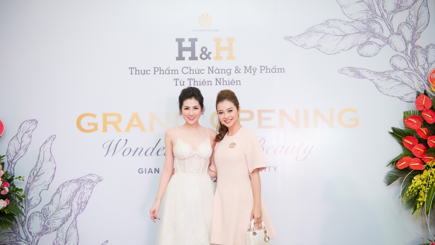 Tu Anh meets Jennifer Pham at Hanoi event