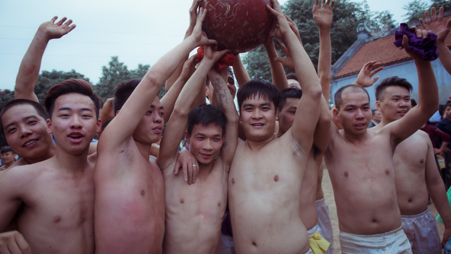 Young men compete in lucky ball scrambling festival