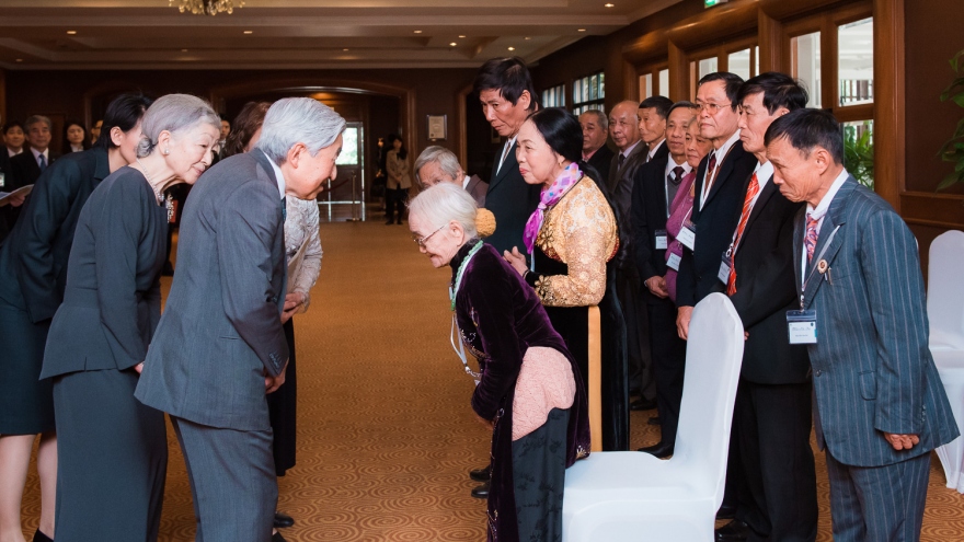 Emperor meets with family members of WWII Japanese soldiers