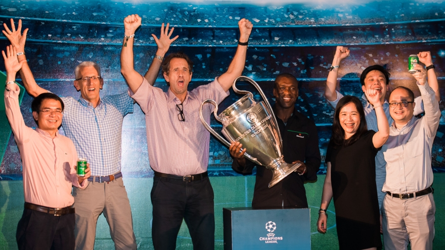 Seedorf lifts Champions League trophy in Hanoi stadium