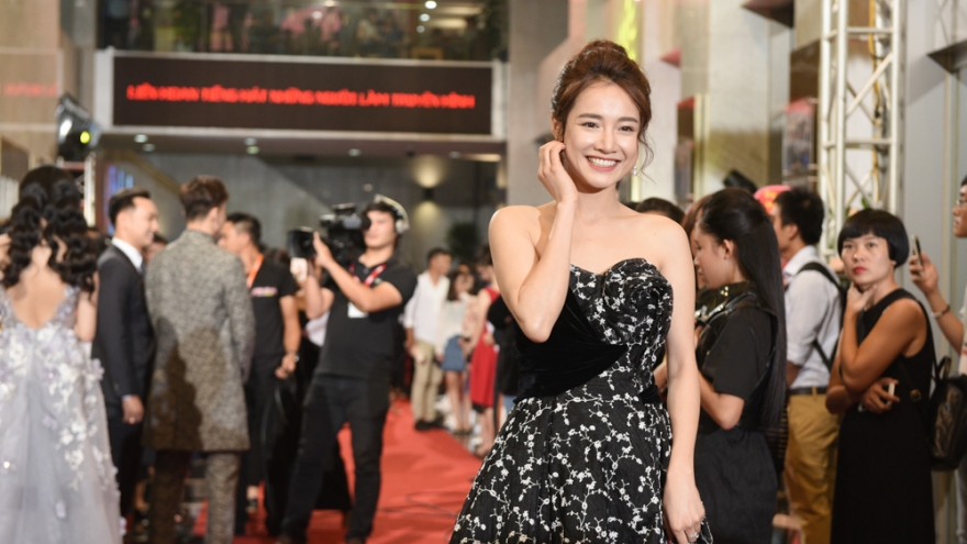 Celebs walk the red carpet en masse in Hanoi