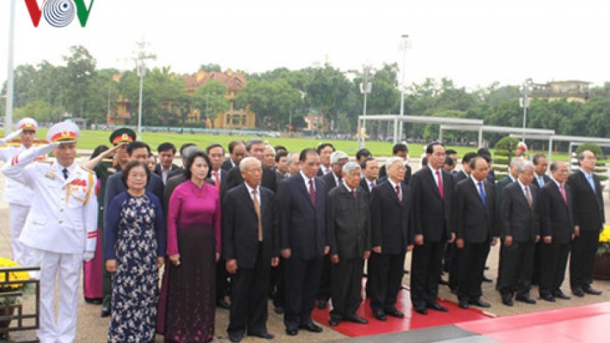 Party, State leaders pay tribute to President Ho, fallen soldiers
