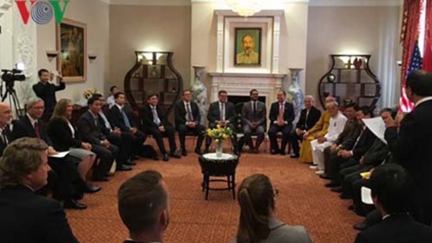 Vietnam, US officials share religious information