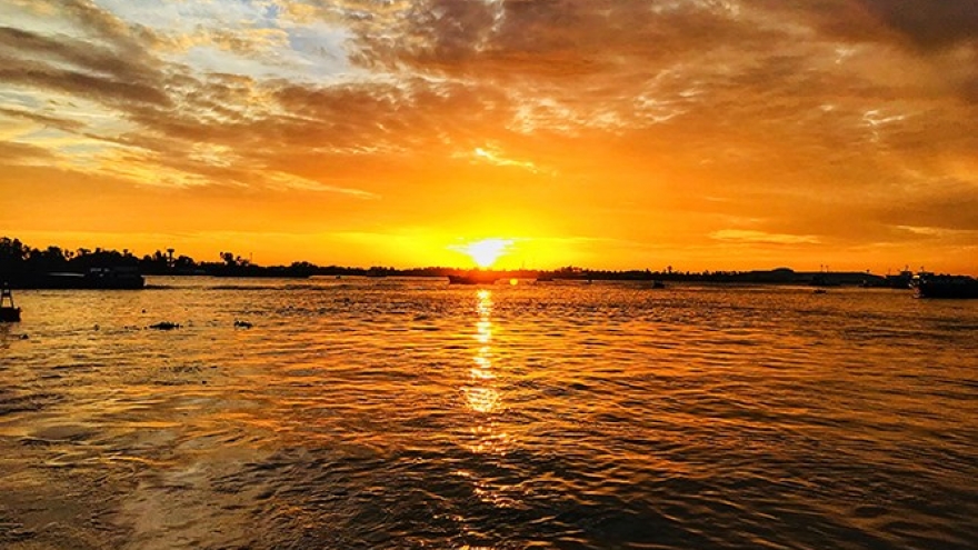 Divine dawning of the day on Hau River