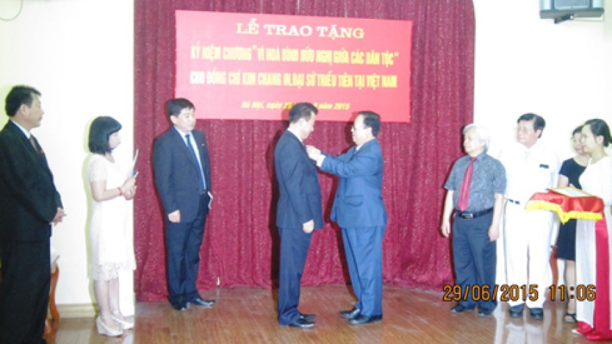 DPRK ambassador receives peace insignia
