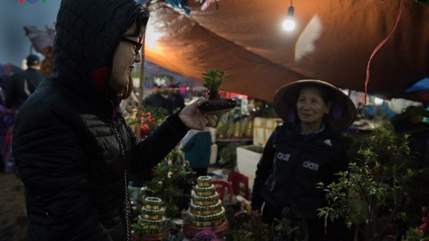 Thousands flock to Vieng Market to buy luck