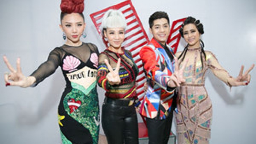 Celebs take time out for a photo op