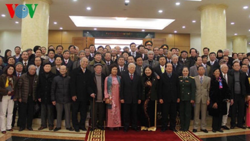 Party leader meets artists, intellectuals, and scientists