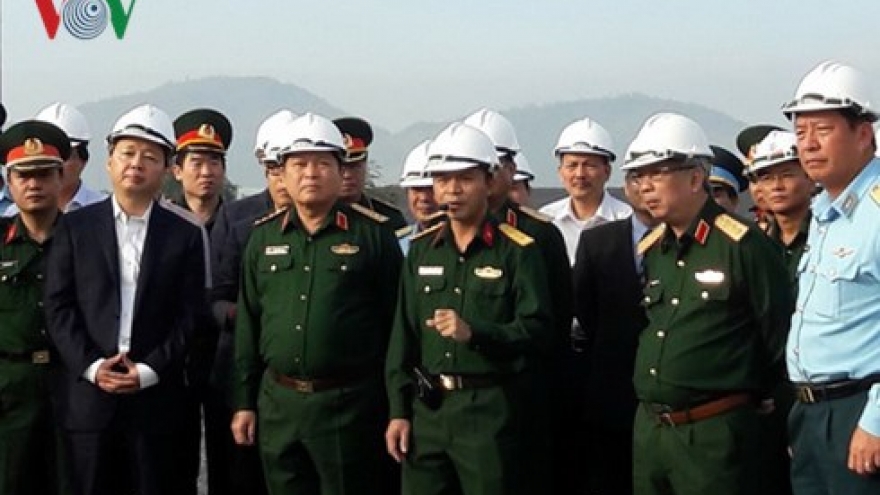 
        Defence Minister inspects dioxin decontamination at Danang airport
                              