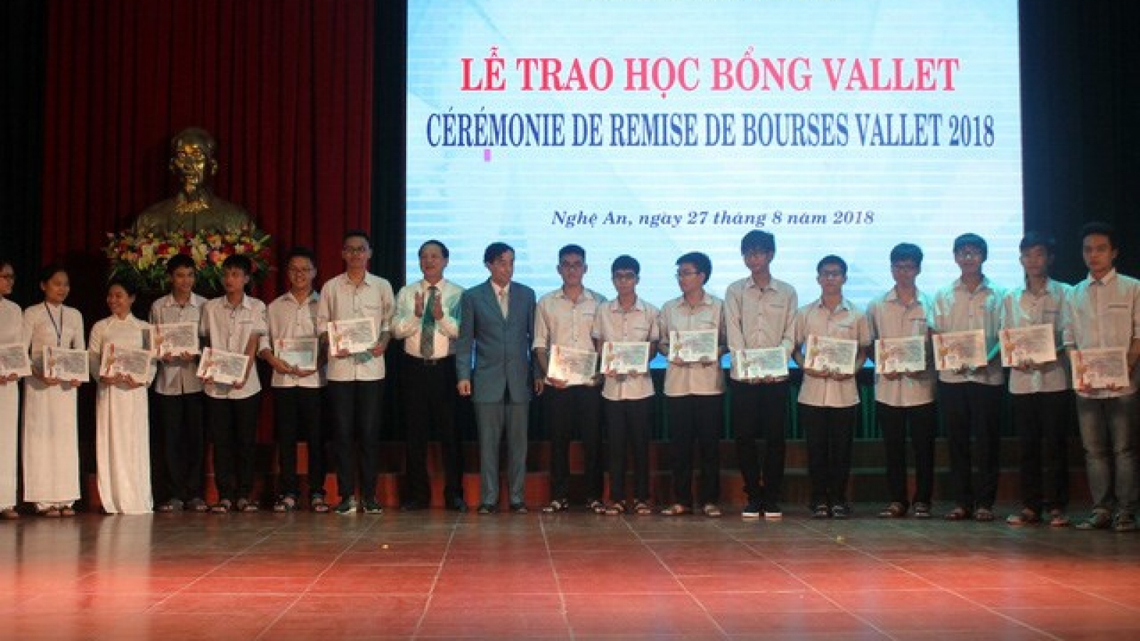 Vallet scholarships presented to Vietnamese students, researchers