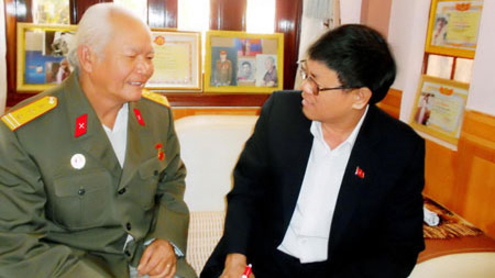 Veteran silently finds his comrades
