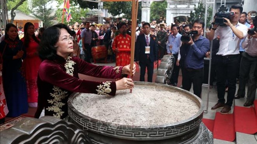 Vice President offers incense in commemoration of Trung Sisters