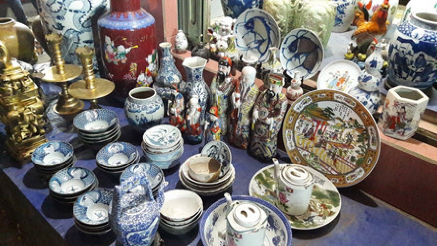 Buying luck at Vieng market