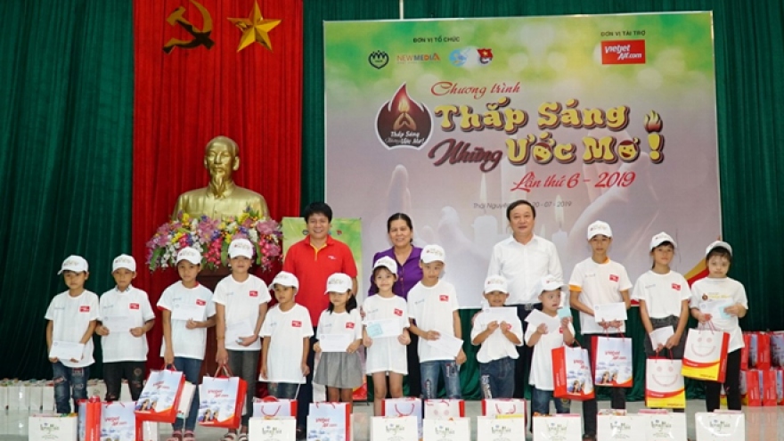Vietjet teams up with organisations to present gifts to needy children