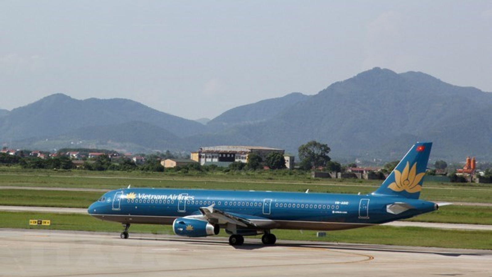 Vietnam aviation authority probes landing error at Hanoi airport