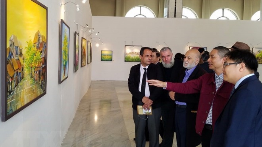 Vietnamese contemporary paintings exhibited in Algeria