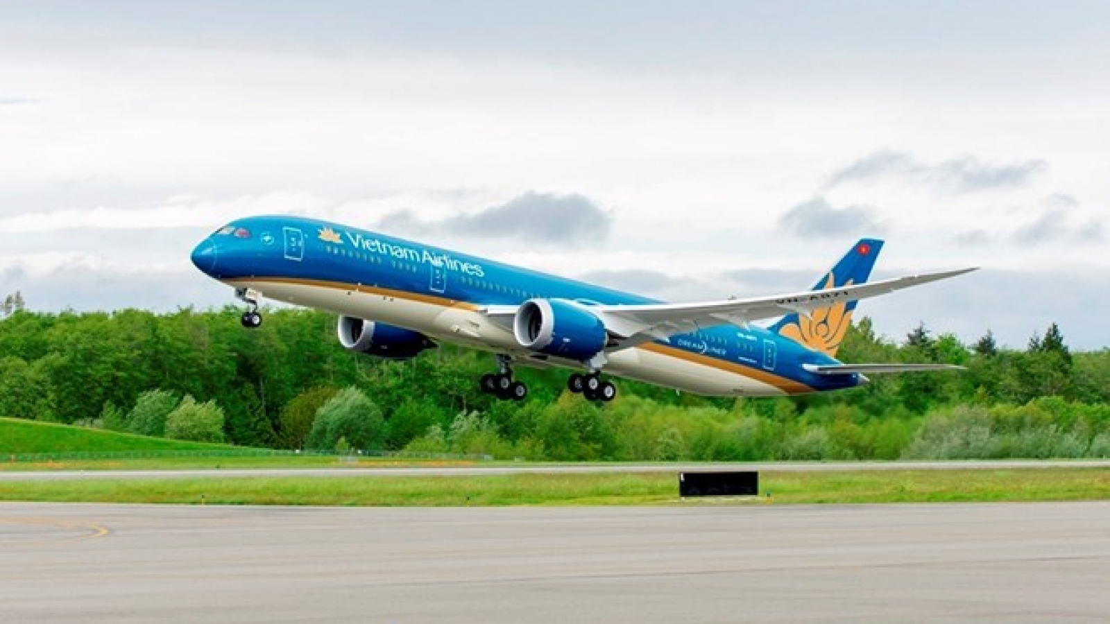 Vietnam Airlines delays flights to China due to storm Pakhar