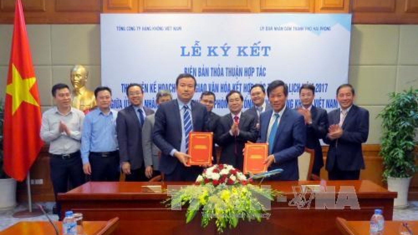 Haiphong, Vietnam Airlines ink tourism promotion deal