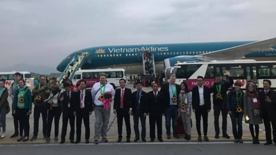 Vietnam Airlines serves first foreign customers in 2019