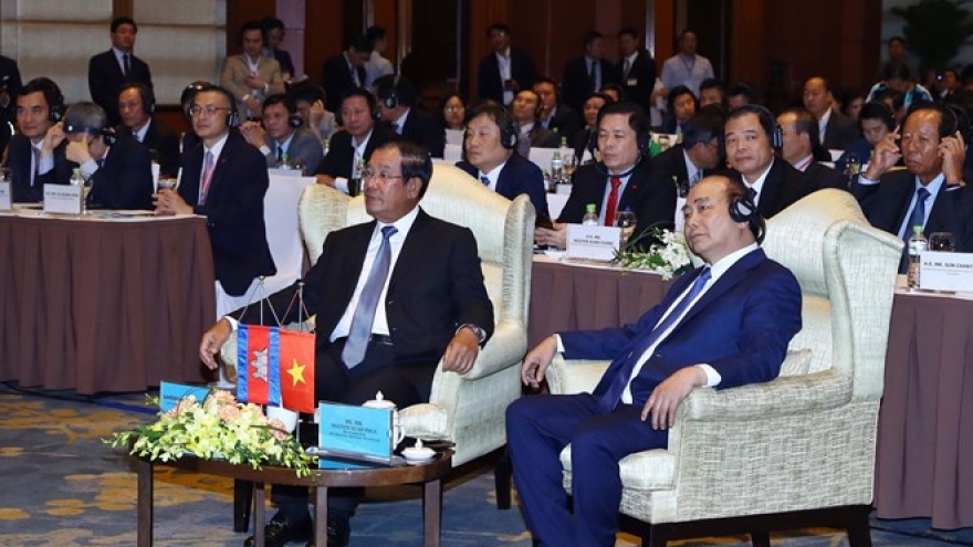 Vietnam, Cambodia PMs attend business forum
