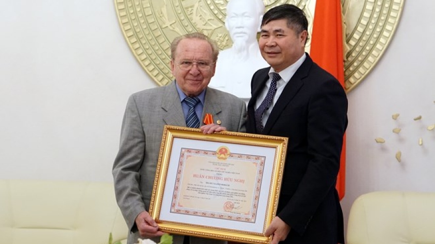 Vietnam’s Friendship Order presented to German journalist